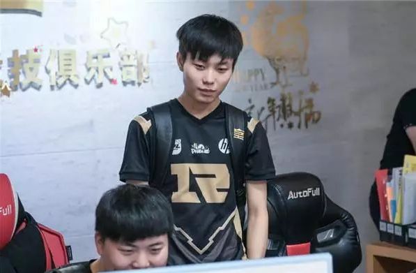 随后在篮下